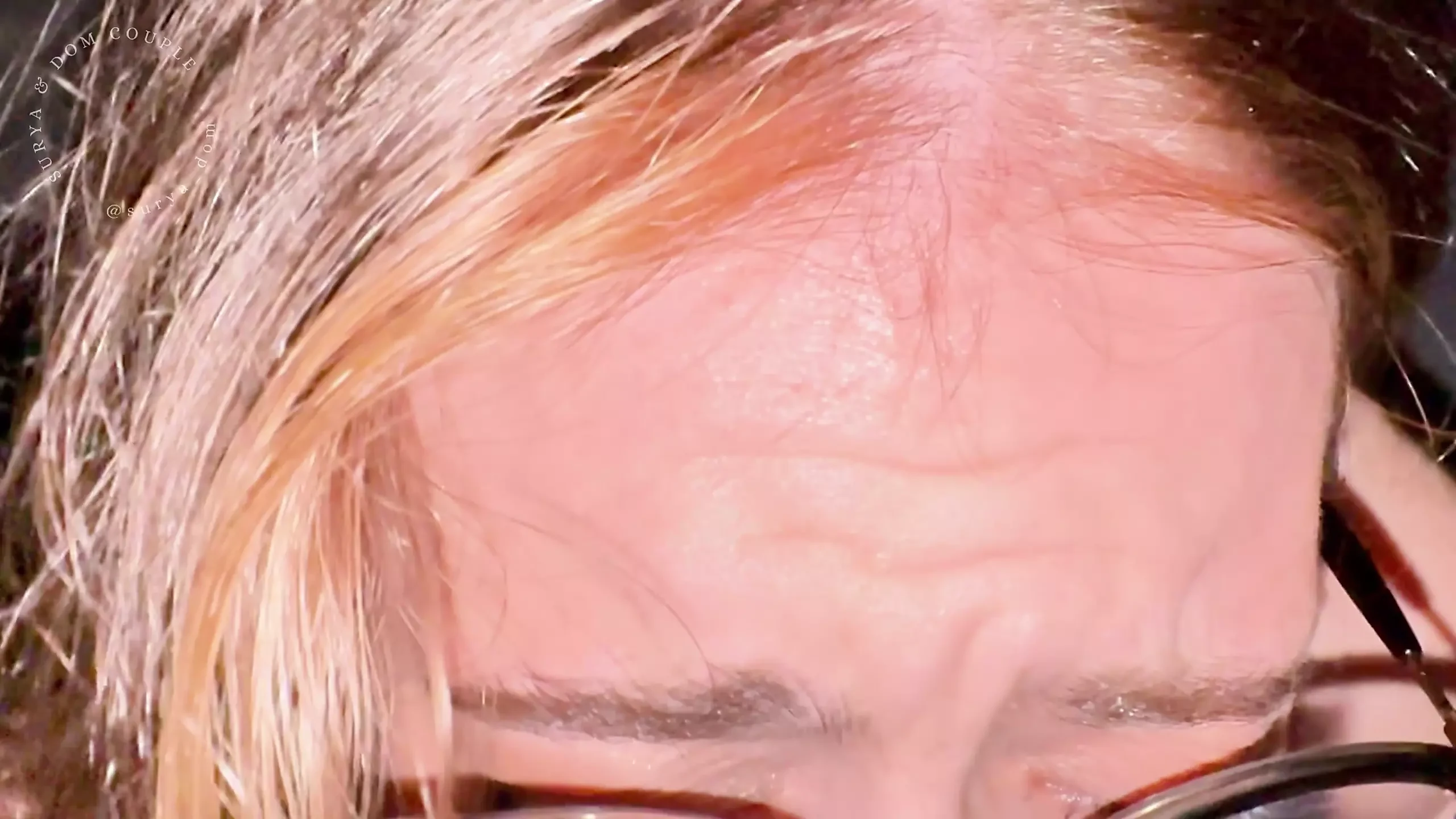 Me encanta ver lo loco que va dom cuando le doy una mamada descuidada con gafas