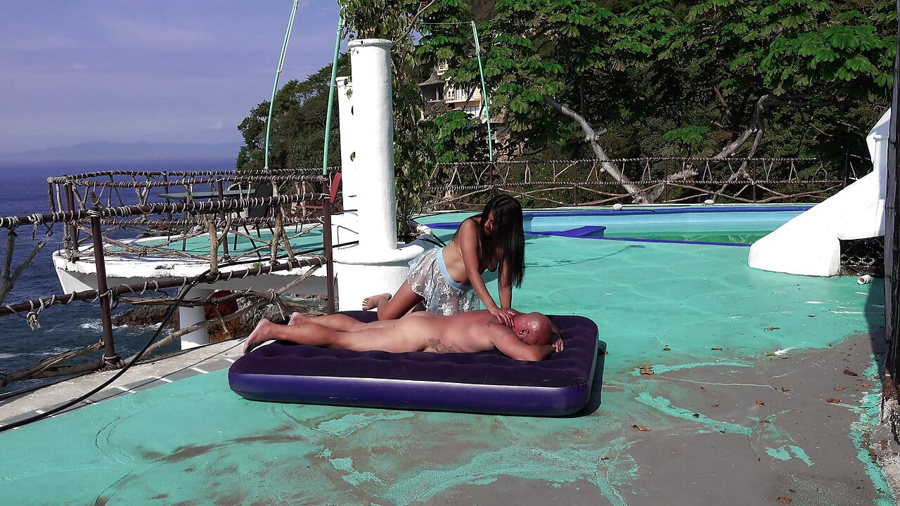 Big Booty Nataly Gets That Action