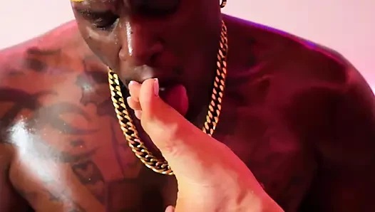 Горячая милфа принимает большой черный хуй в ее задницу и обожает каждый дюйм