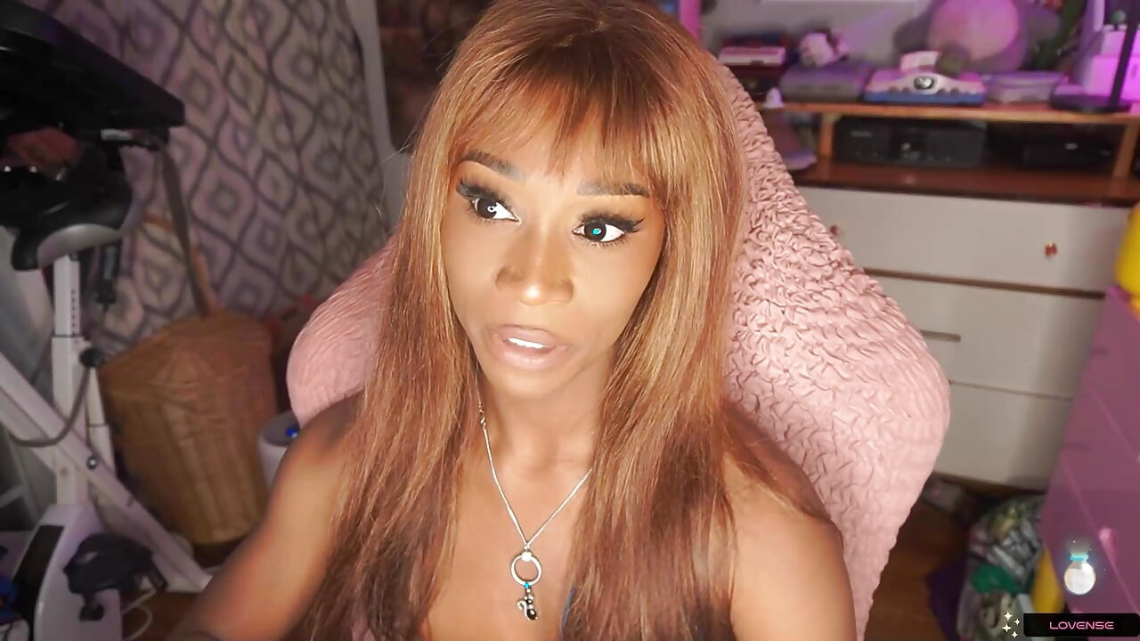Vanniall, fille trans noire, se tape deux heures dans un minuscule bikini bleu - se terminant par un énorme facial ! Show webcam complet