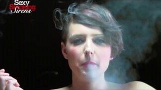 Fetiche de fumar - loira sexy fuma com um suporte