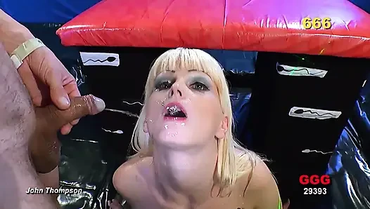 Ggg John Thompson - Eine Blonde Schlampe Lutscht Schwänze in Der Piss-transen-orgie