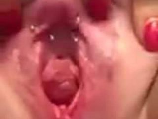Il grosso clitoride della moglie e la figa spalancata