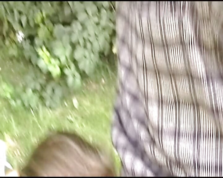 Adolescente alemana sexy se come la corrida después de una follada intensa al aire libre