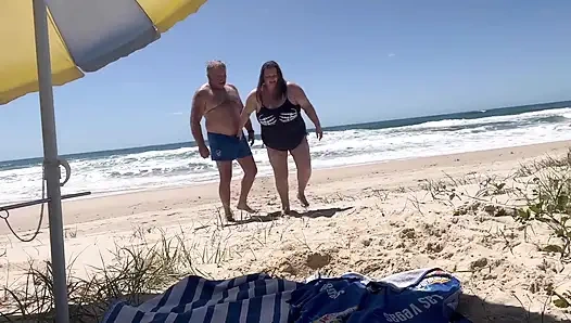 Schau zu, wie wir am strand ficken und lutschen