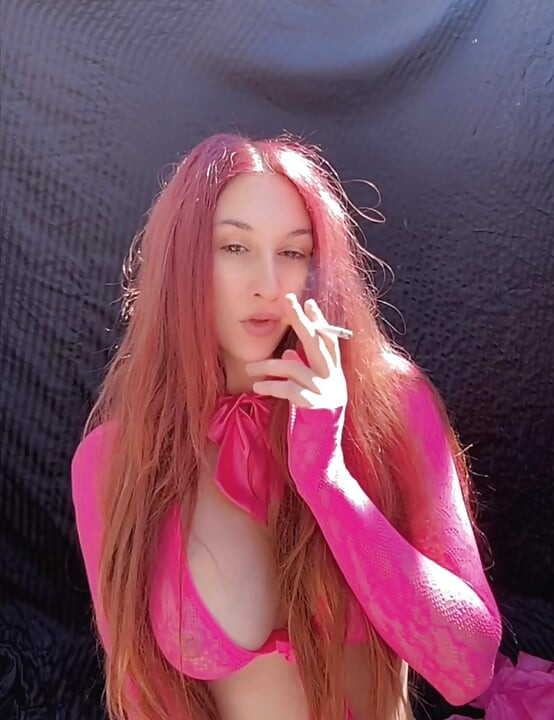 Italiancă excitată, păr lung, țâțe mari Artemisia Love sesiune de fetiș sexy cu fumat