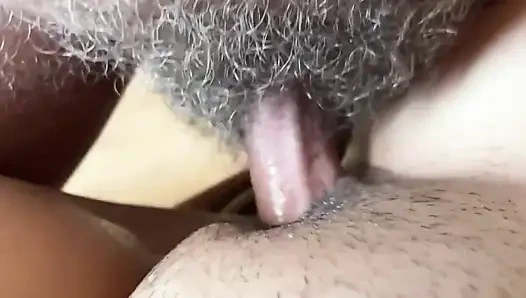 Er steckte einen großen schwanz in meine enge muschi ein