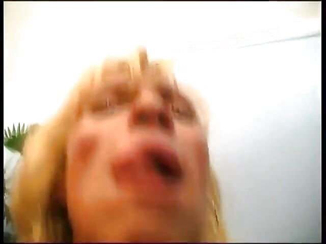 饥渴的家伙们被一只饥渴的熟女骑乘鸡巴 第1部分