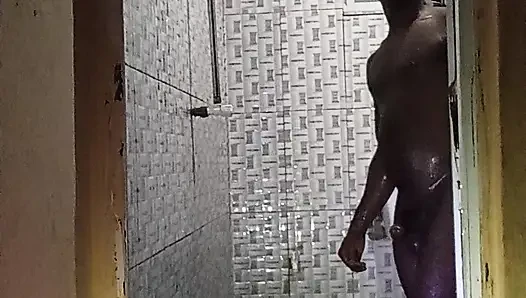 Üvey erkek kardeşle ayakta duşta seks