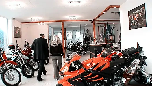 Dua kontol besar ngentot dua pelacur jalang