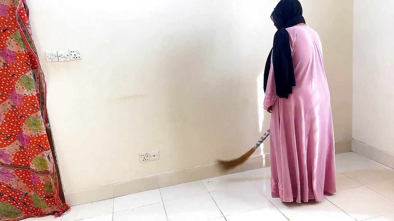 Beautiful Egypt Maid Fucked by Owner When She Cleaning Room