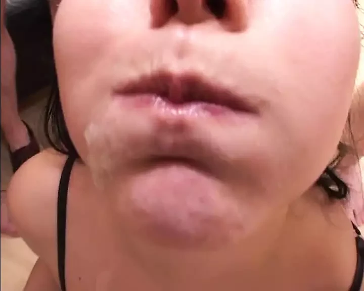 Fofa alemã cadela bebe esperma com alegria
