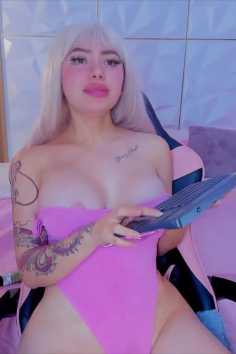 Cute Egirl Loves to Make Her Pussy Wet