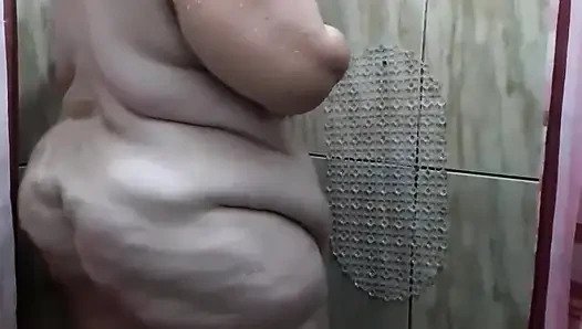 Mandi, cuci rambut, dan cukur bulu.