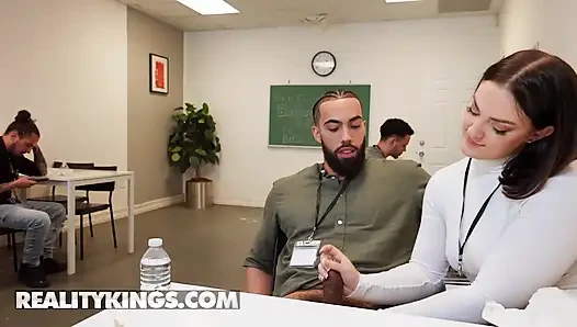 Reality kings - jam istirahat makan siang lucy lotus menjadi panas ketika dia mengisap rekan kerjanya dan mendapat creampie di tempat kerja