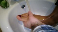 Slutty woman friend foot wash - Lavaggio piedino amica troia
