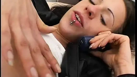 Esmer sürtük mastürbasyon yapıyor ve telefonda konuşuyor