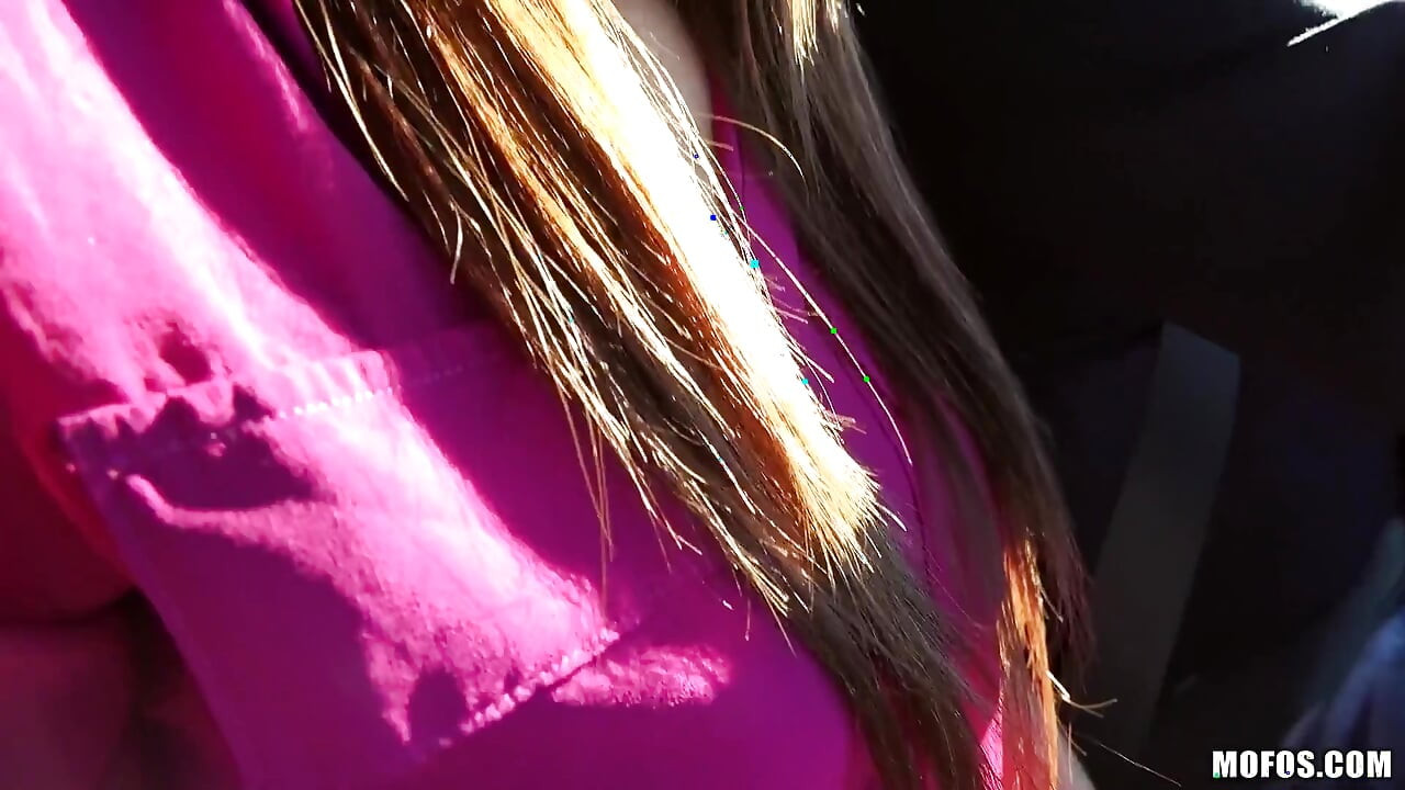 Mofos - brunette Tricia tiener krijgt een orgie-behandeling langs de weg nadat Alexis de pik van de chauffeur zuigt