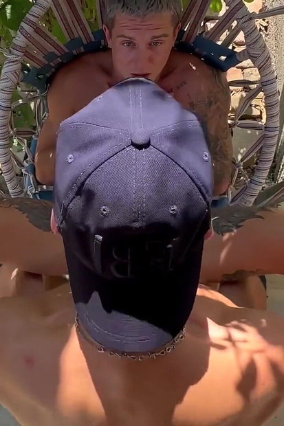 园丁激起了我, 我在院子里的秋千上把自己交给了他.