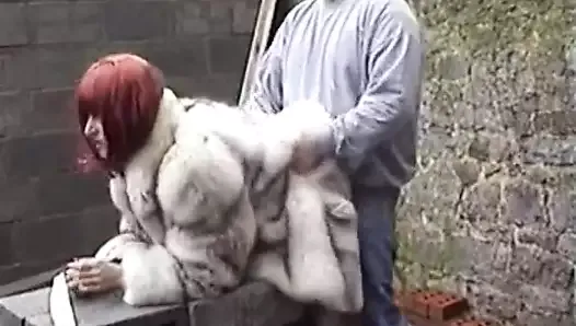 Marido fode sua esposa em casaco de pele de raposa