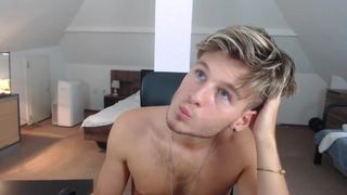 Blonder Typ mit großem Schwanz, Webcam