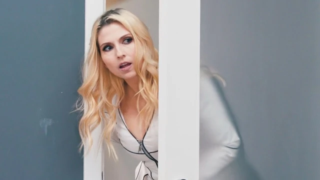 Грудастая милфа застукала Gia и Eliza, занимающихся лесбийским сексом