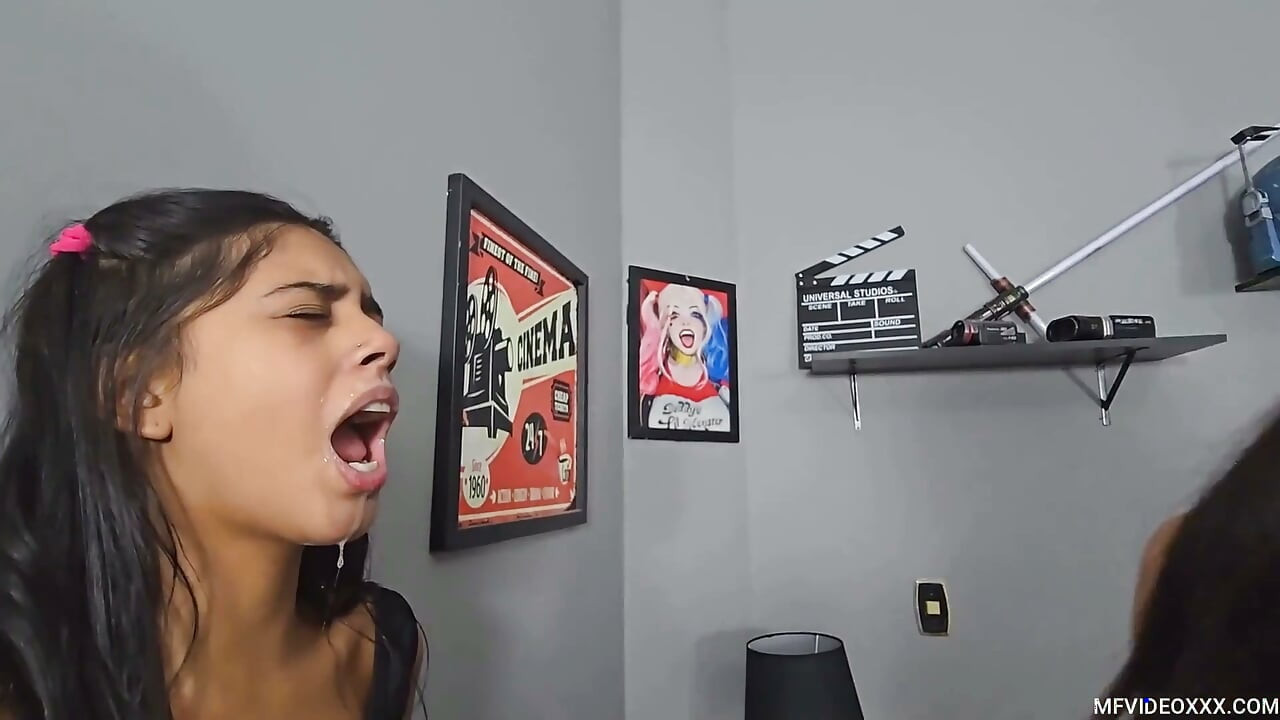 Enchendo sua boca com minha saliva