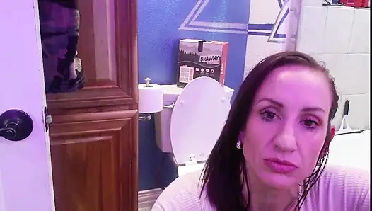 Zoey Portland Pornostar spielt mit ihrer muschi im badezimmer vor dem hof