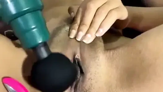 Istri kitty Indiaku yang masih muda pamer memeknya dipijat dan dientot habis-habisan sama lovense full horney