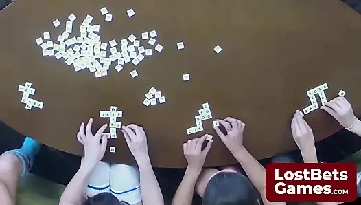Два умных победителей профанаграммы на раздевается доминируют в игре