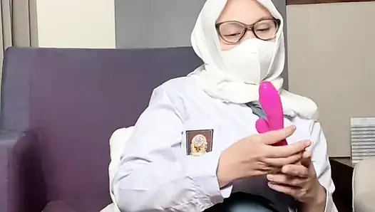 Lise öğrencisi büyük götünü fışkırtarak gösteriyor