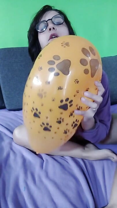 Noszenie bez majtek podczas sesji balonu - Bunny Looner