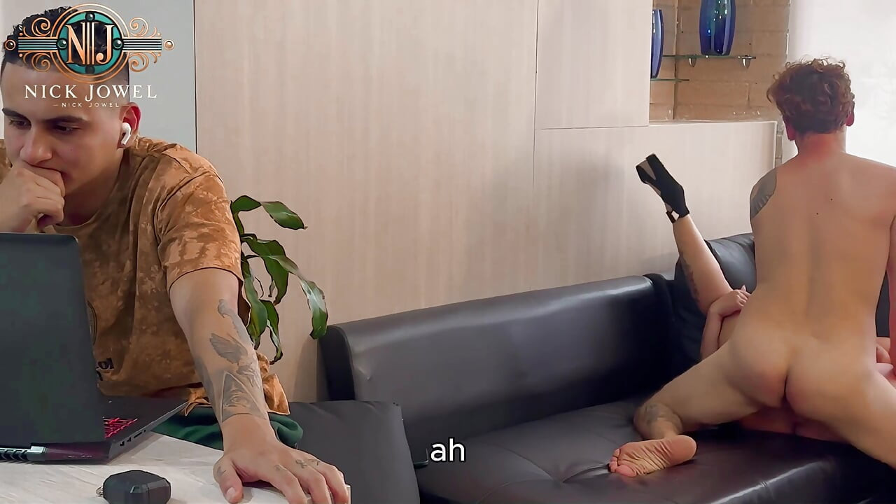 Saya Bercinta dengan Isteri Rakan Saya Semasa Dia Bekerja Di Komputer