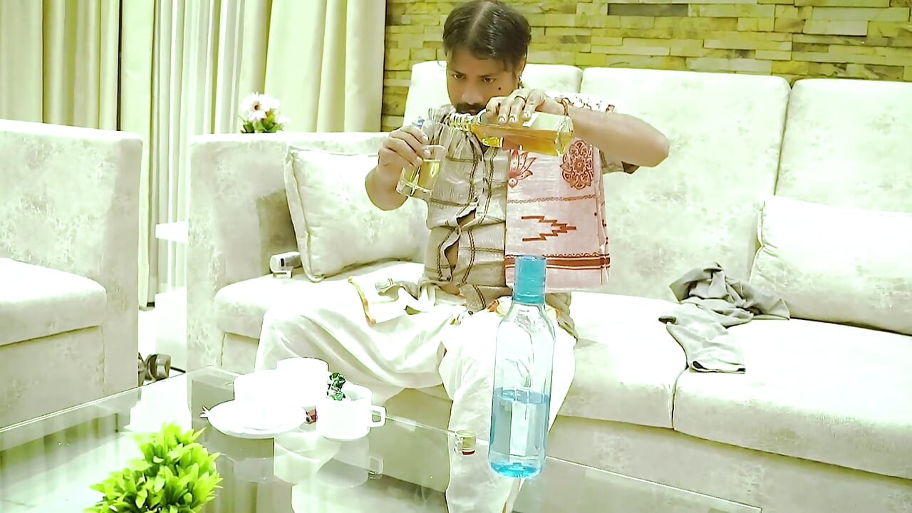 Malkin ko kapda badalte dekh piche se pakad ke chod diya