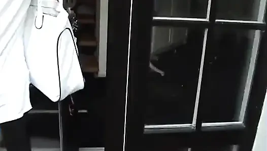 Dünnes blondes mädchen fickt im haus
