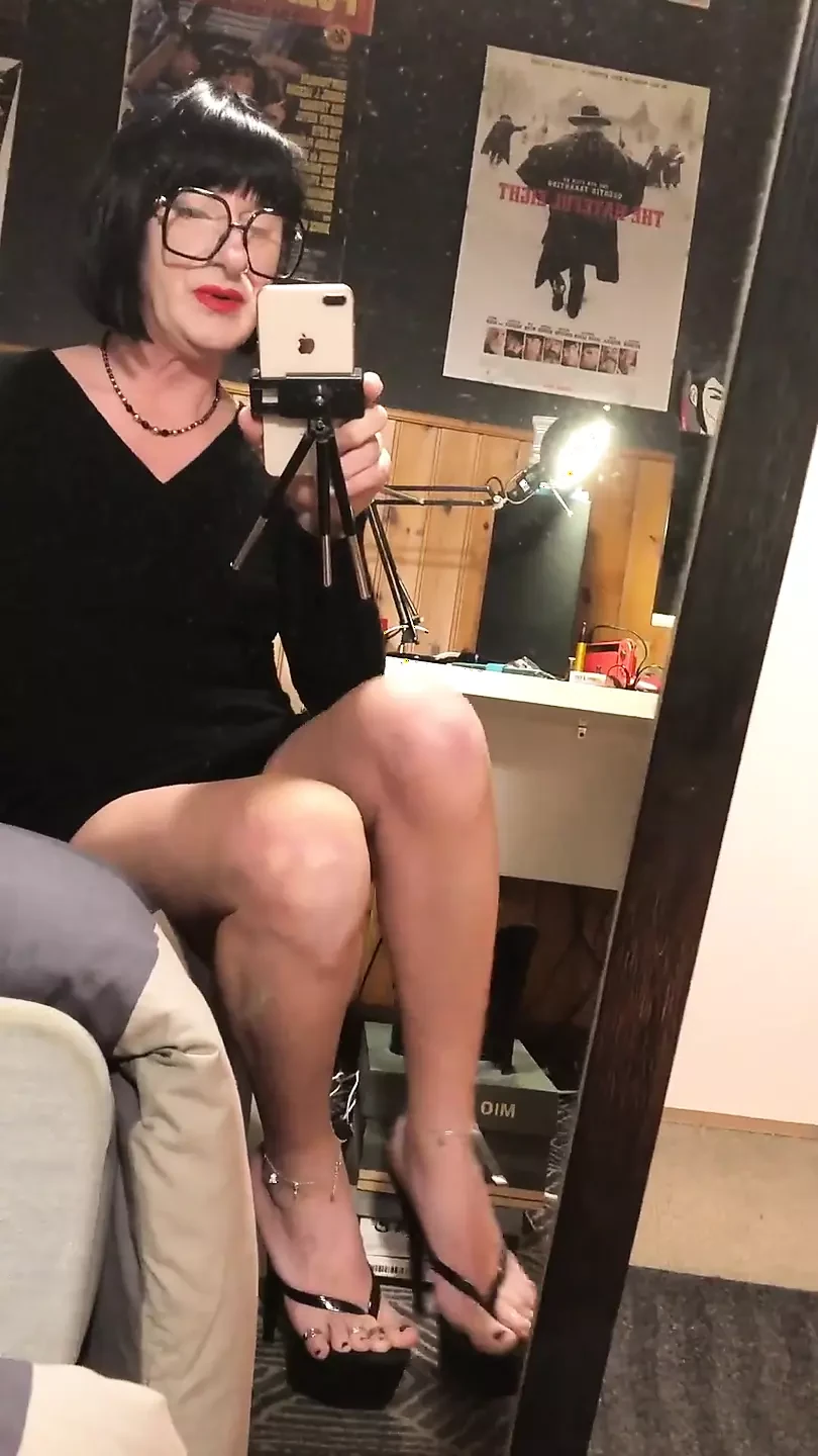 벽에 거울 ... 그들 중 가장 섹시한 사람은 누구인가?
