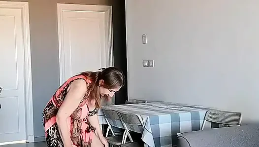 Olmaması gereken yerde soyunuyor: her şeyi gördüğümü biliyordu