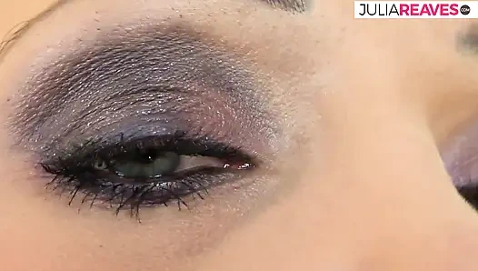 Возбужденная милфа мастурбирует, затем трахает себя дилдо