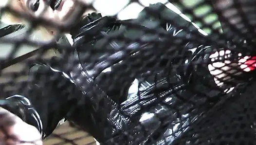 Terjebak di dalam jaring laba-labaku