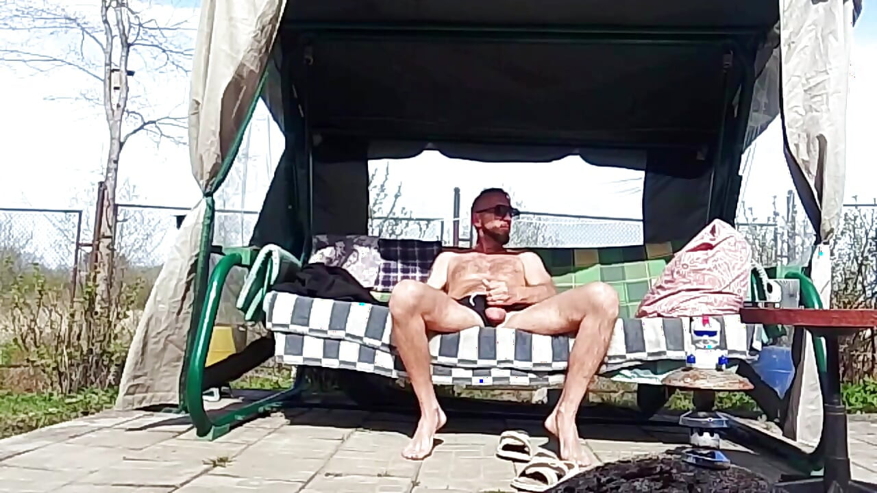 Masturbando no jardim da minha madrasta