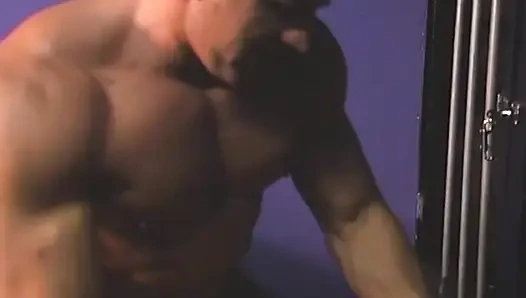 Azgın esmer kadın derinden parmaklanıyor ve sert sikiliyor