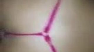 Głęboki anal z uroczą różową dziewczyną w stringach
