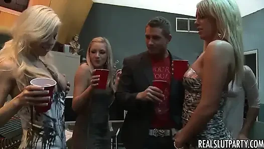 Real Slut Party - Penggemar Terbesar, atau Grup? Apakah penting pirang ini suka kontol besar