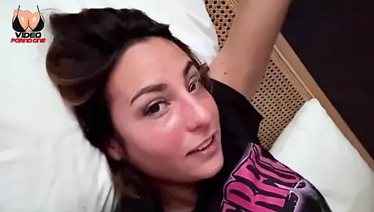 Seorang libertine berbagi hubungannya dengan kami dalam vlog yang sangat sulit