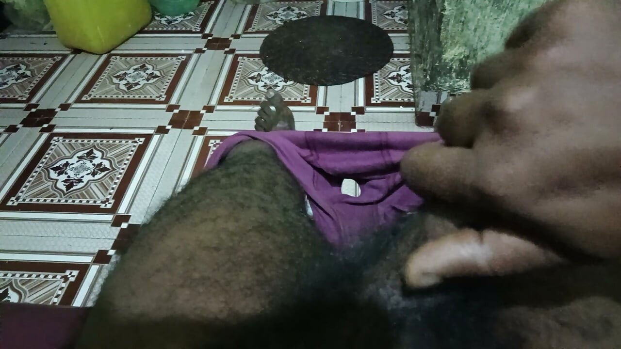 Vou deixar o pau duro e depois vou foder a bunda, é um vídeo de sexo desi, por favor deem apoio, vai ser gostoso foder a bunda e vou mostrar para vocês