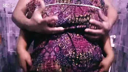 Büyük memeli evli kadın eli erkek arkadaşının banyoda göt deliğinde.