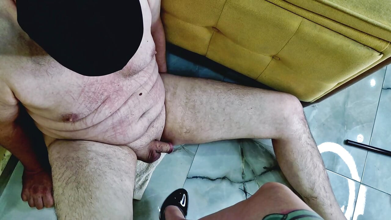 Femdom razbijanje jaja za roba. Dominatrix u prekrasnim cipelama šutira roba u jaja, gazi njegov bezvrijedni kurac