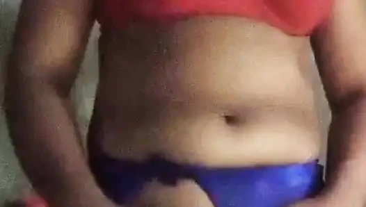 Aku menunjukkan pantat mudaku kepada pacarku dengan gaun seksi.