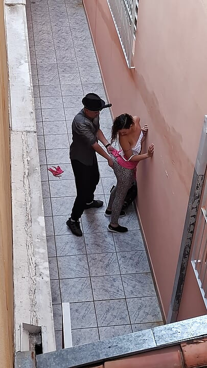 הורס את הבגדים של סטודנטית שדילגה על שיעור.