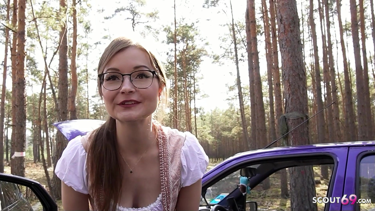 娇小的德国眼镜女孩tinyemily给陌生人啪，以帮助车故障